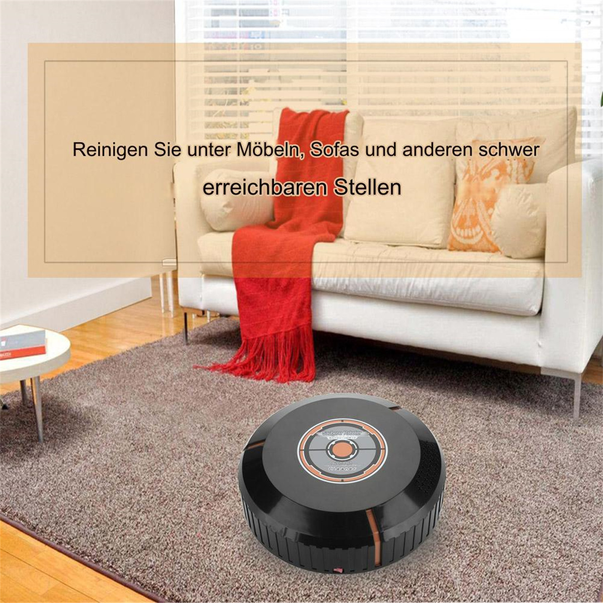 Ein schwarzer Roboter-Staubsauger auf einem Teppich. Ein weißes Sofa und ein roter Schal im Hintergrund.