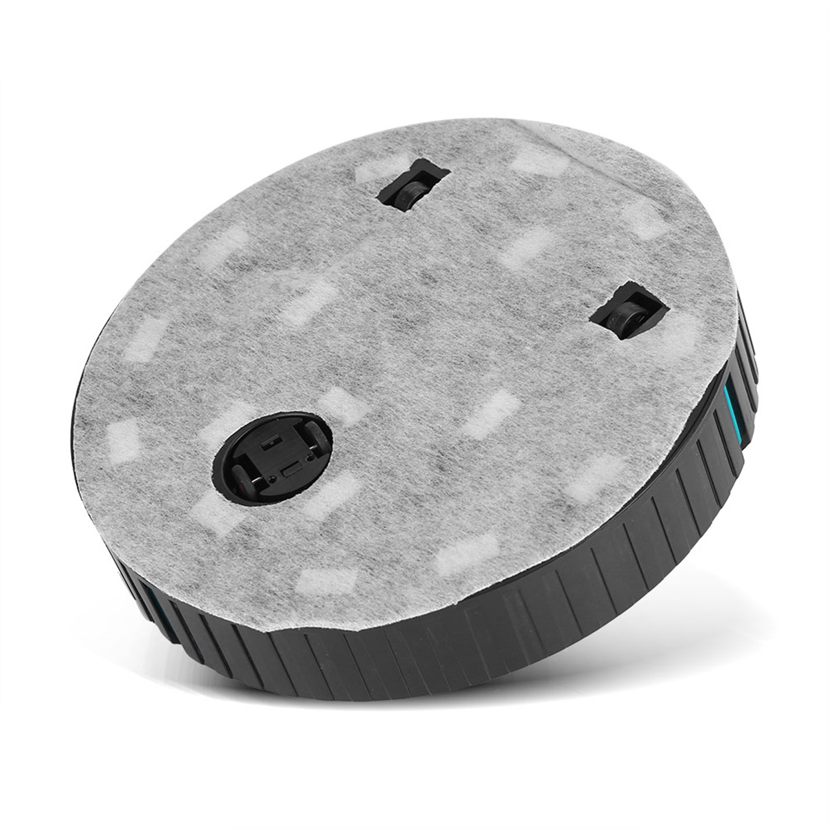 Schwarzer und grauer runder Roboter-Staubsauger mit einem weißen Filterpad oben, leicht geneigt.