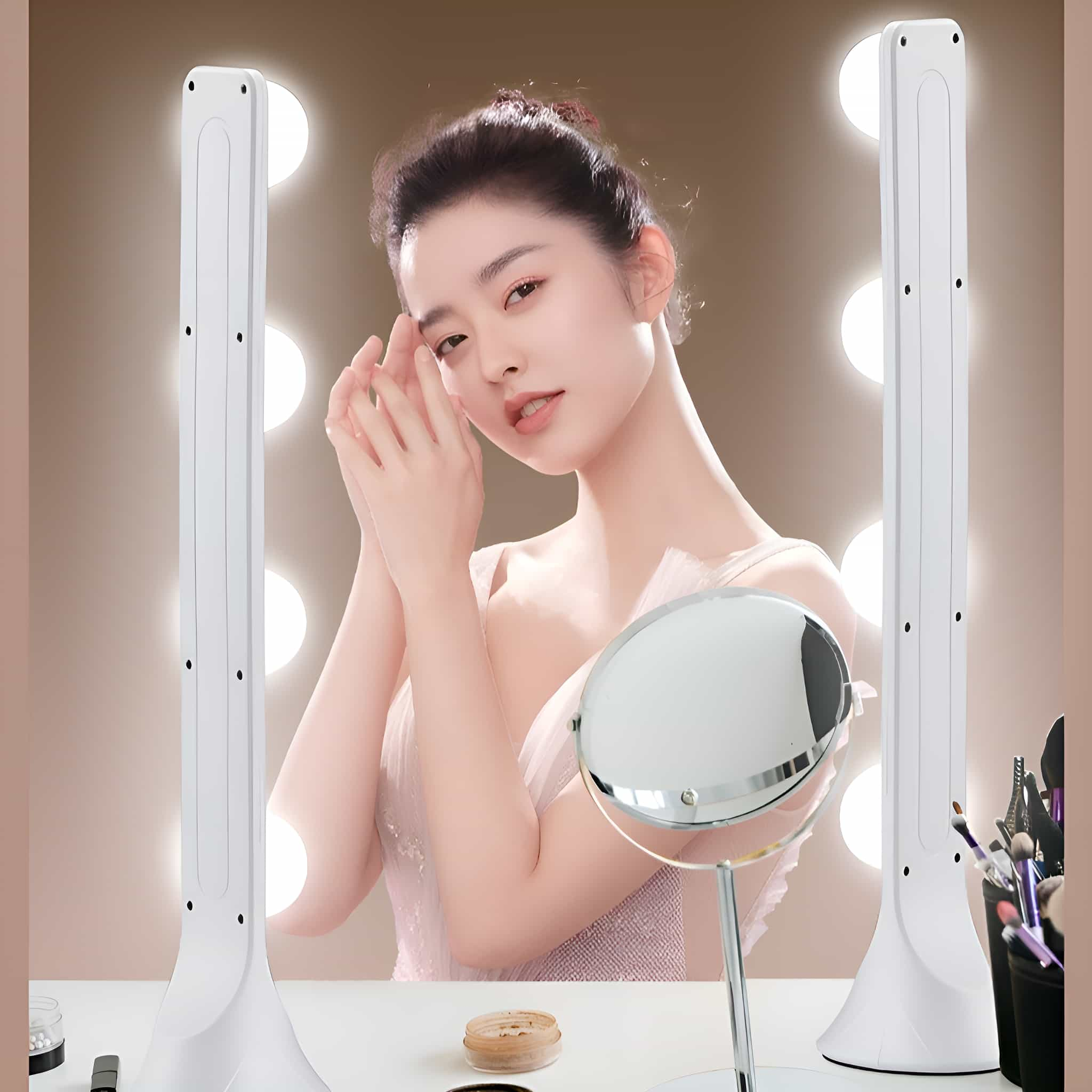 Eine Frau mit einem Spiegel vor sich. Zwei weiße Lichter auf beiden Seiten. Make-up und Pinsel auf dem Tisch.