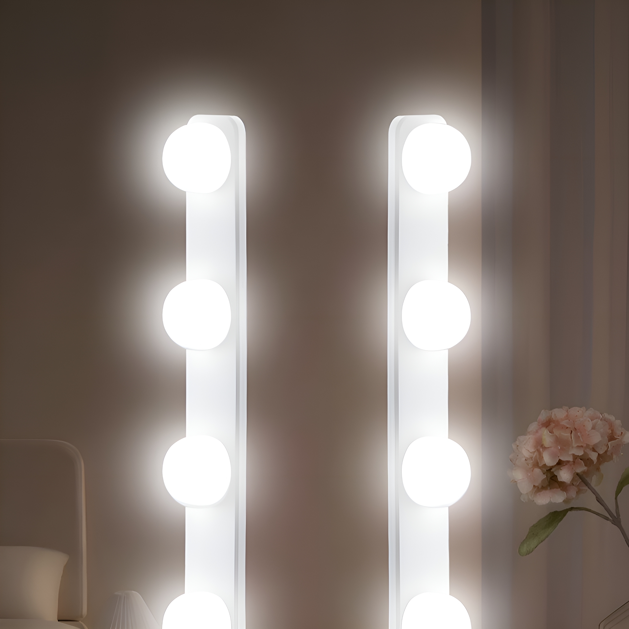 Zwei vertikale Lichtleisten mit mehreren hellen weißen Glühbirnen, auf warmbeigem Hintergrund, wie ein Spiegel.