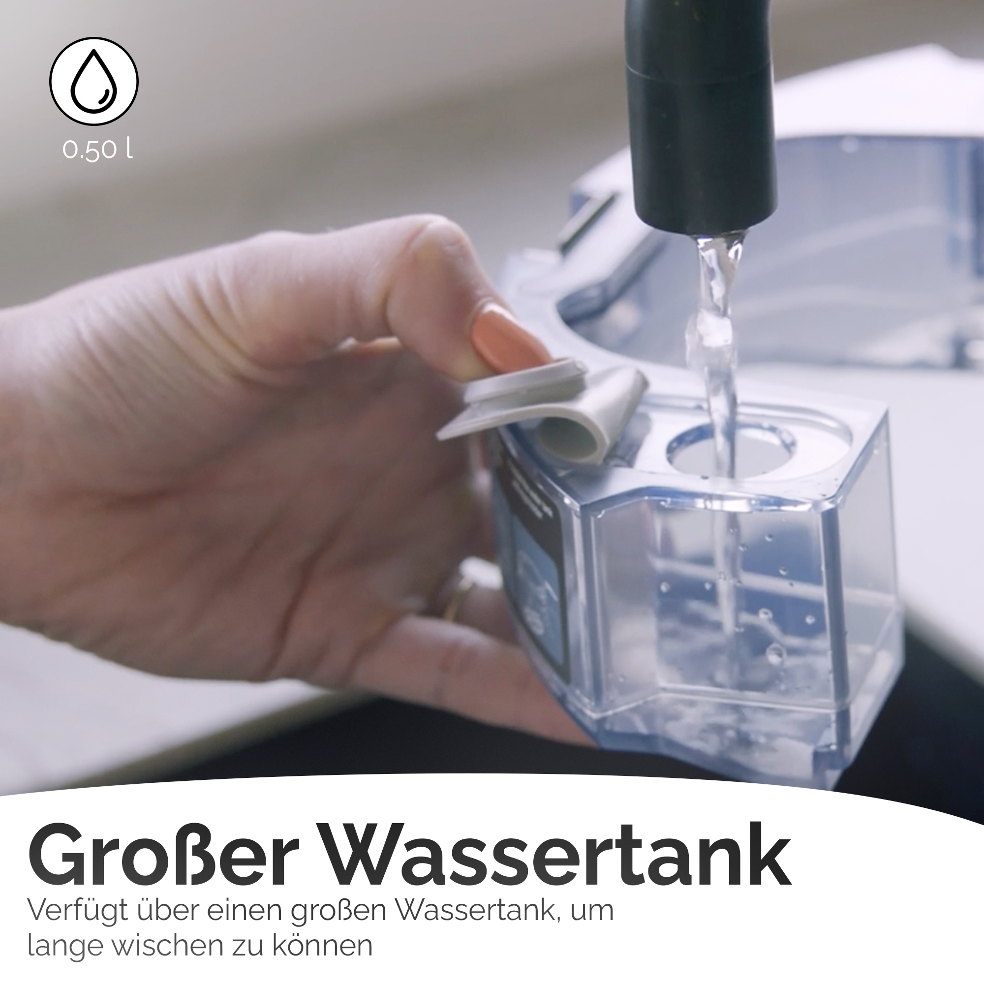 Hand gießt Wasser in einen durchsichtigen Wassertank. Der Text sagt Wassertank.