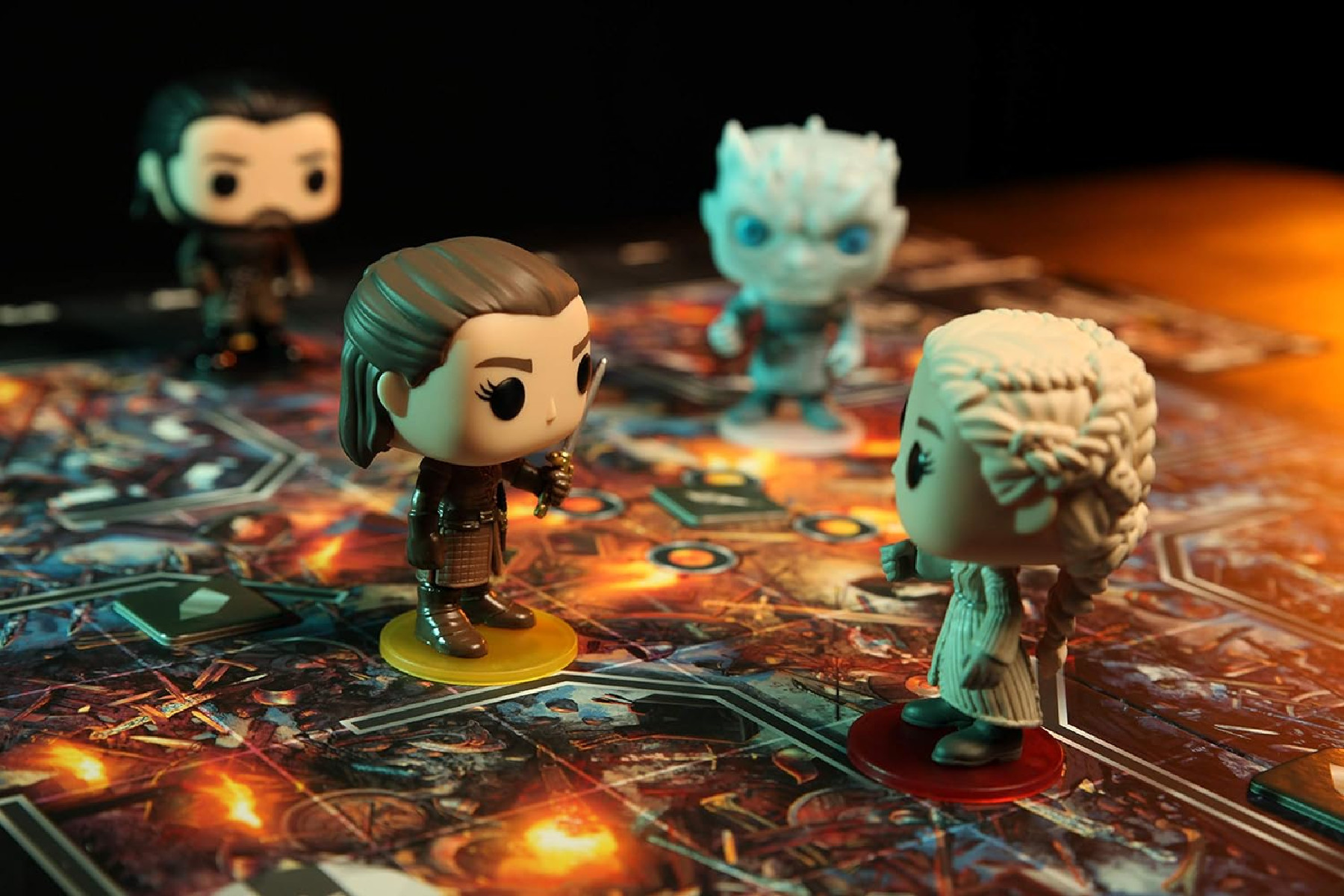 Game of Thrones Funko Pop Figuren auf dem Brett. Mehrere Figuren, Brettspiel mit Details.