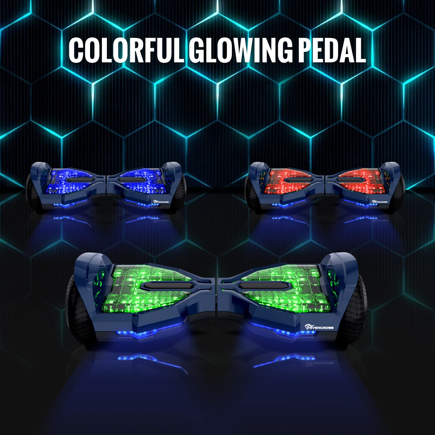 Tre hoverboard con pedali luminosi colorati. Luci blu, rosse e verdi. Sfondo scuro.