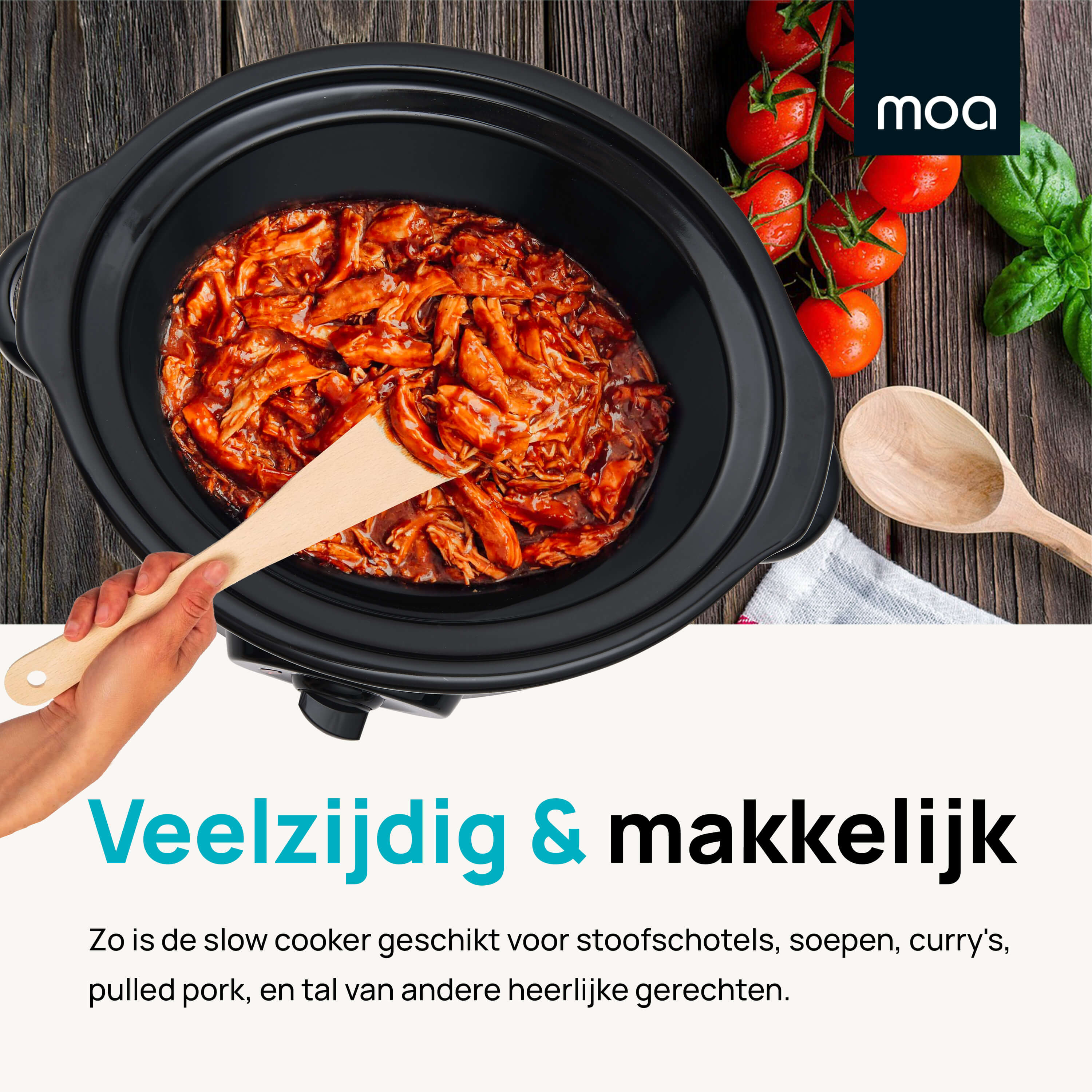 Een slowcooker met gekookt voedsel erin. Een houten lepel schept eruit.