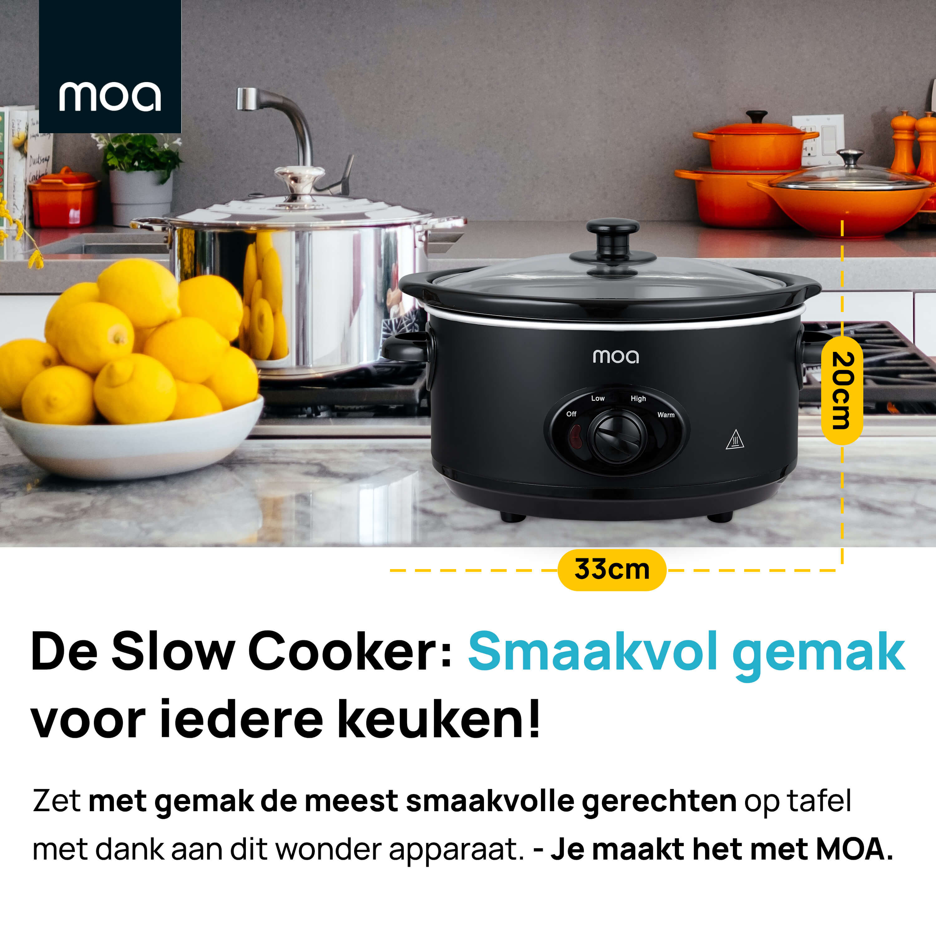 Een zwarte slowcooker met potten en citroenen op de achtergrond, op een wit aanrecht.
