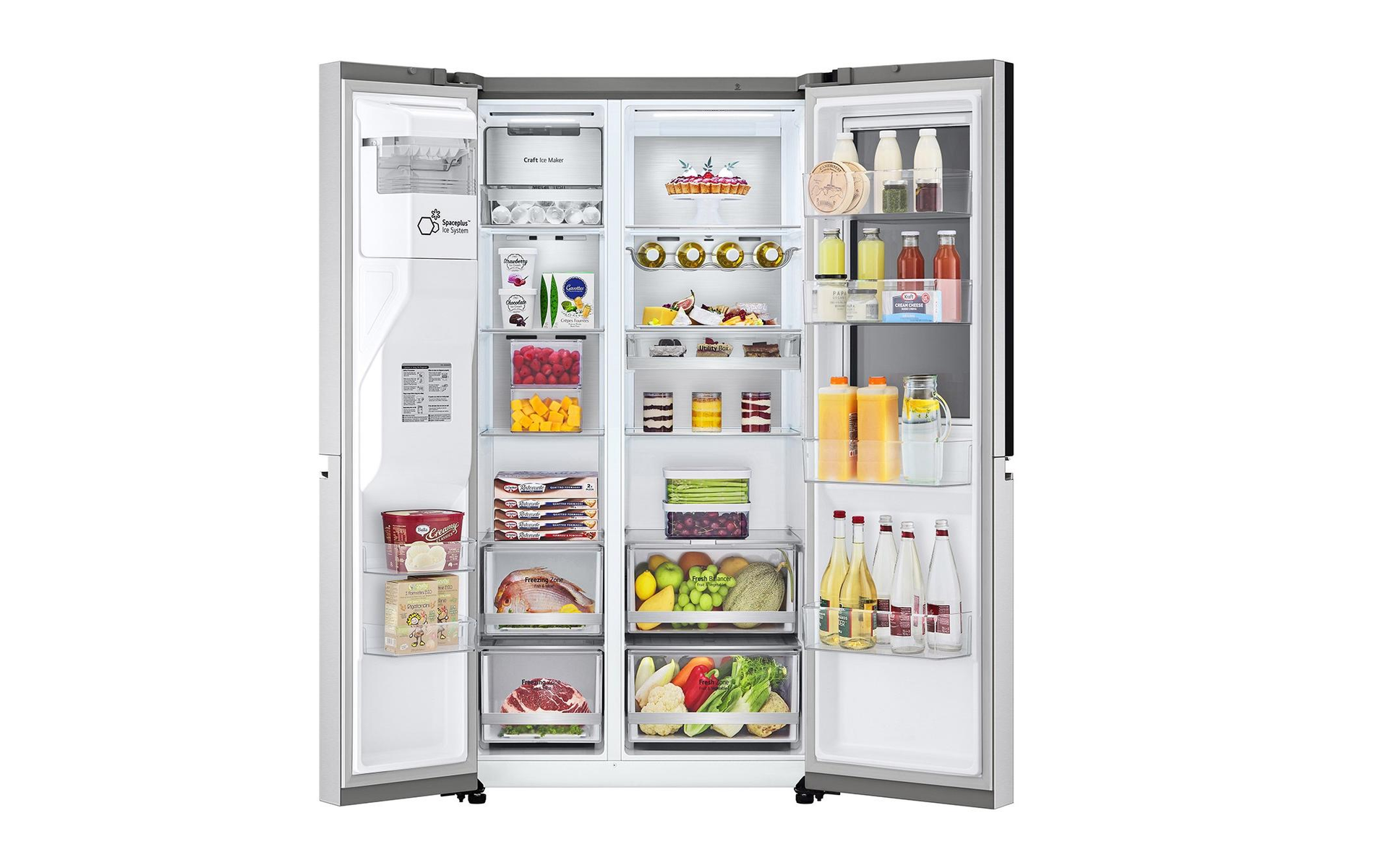 Offener Kühlschrank mit Regalen voller verschiedener Lebensmittel, Getränke und Desserts.