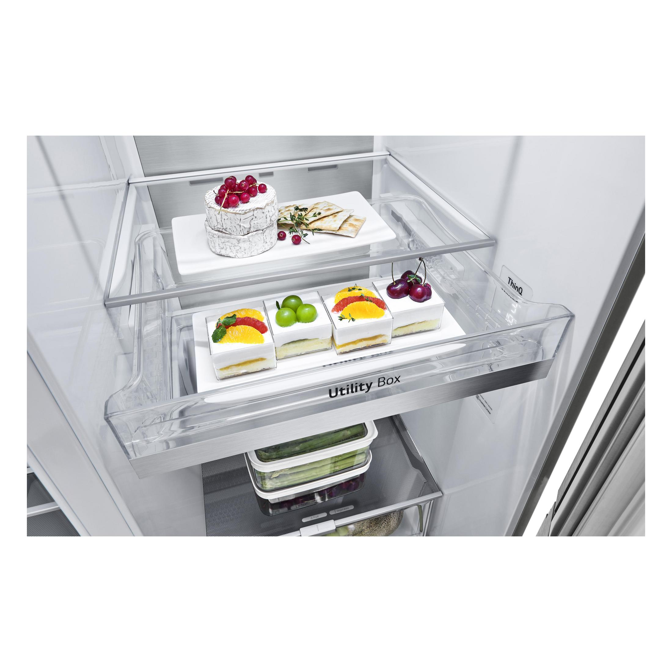 Kühlschrankinnenraum mit Desserts und Früchten auf den Regalen.