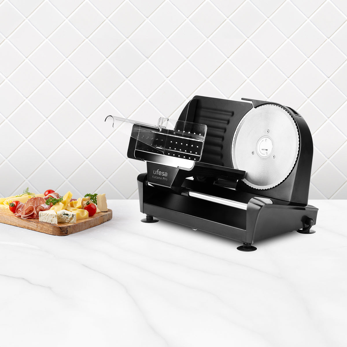 Czarna krajalnica do mięsa z jedzeniem na drewnianej desce na białej marmurowej powierzchni.