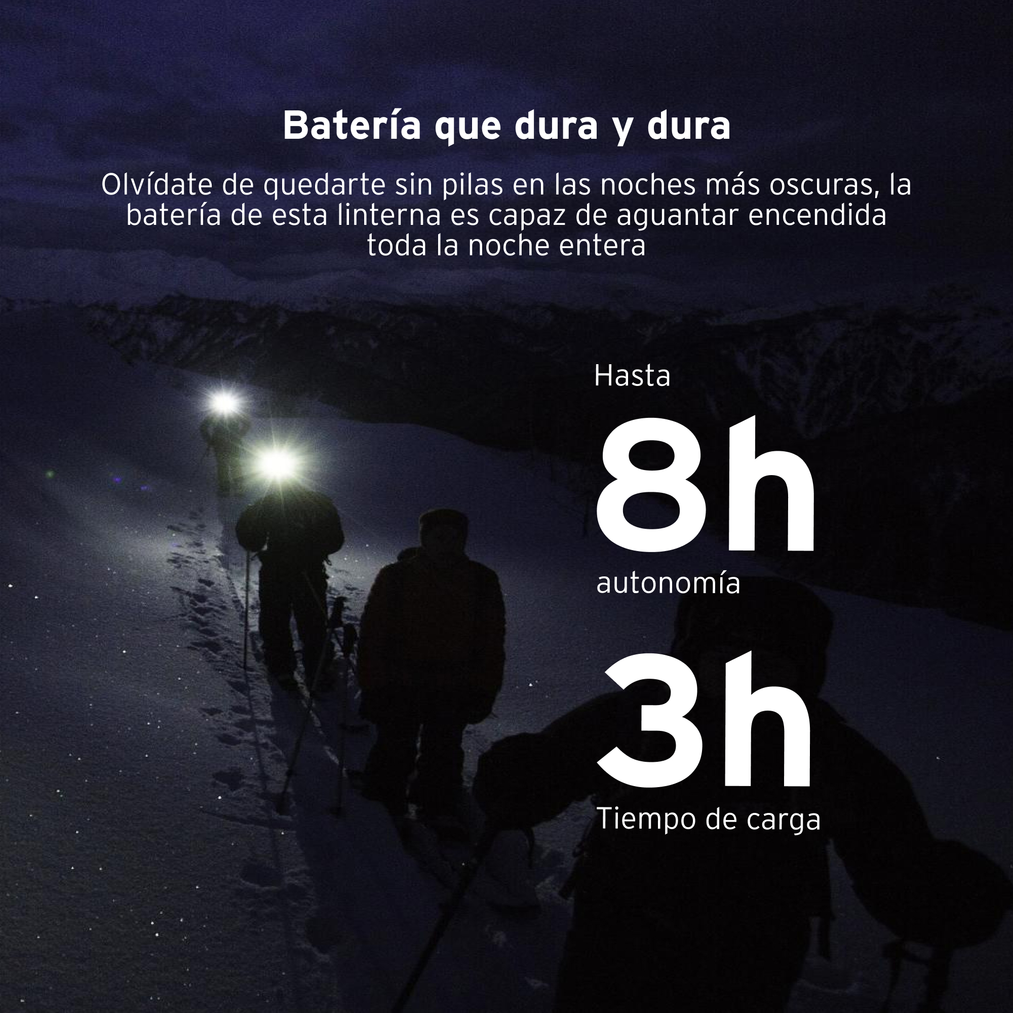 Tres personas con faros caminan en una montaña nevada de noche. El texto menciona la duración y carga de la batería.
