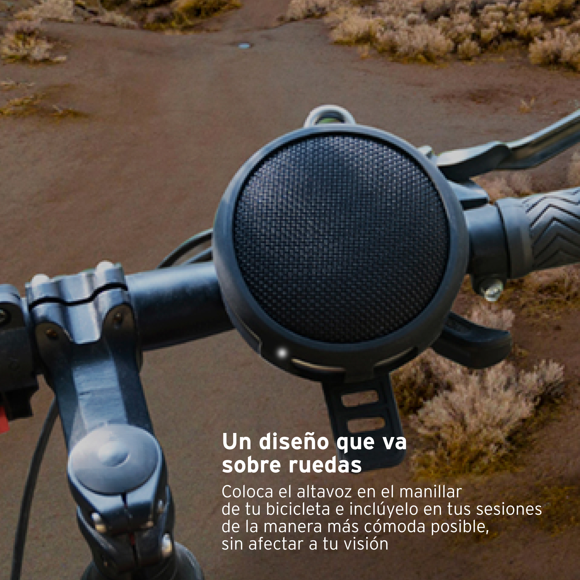 Czarny głośnik zamontowany na kierownicy roweru. Brązowe tło.