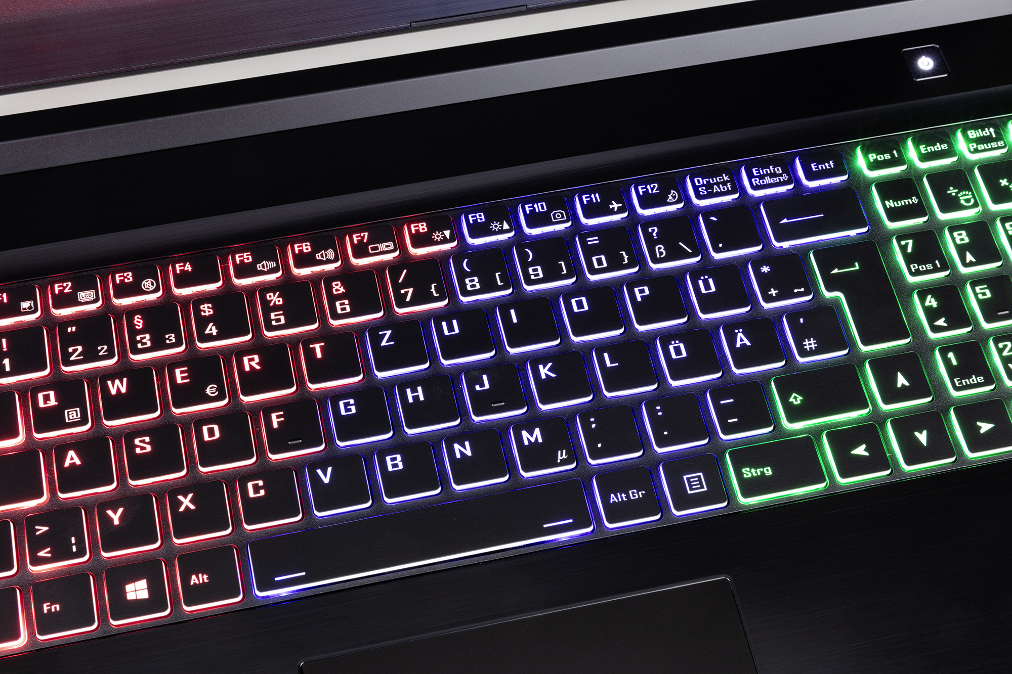 Tastiera laptop con luci LED colorate. Tasti illuminati in rosso, blu e verde.