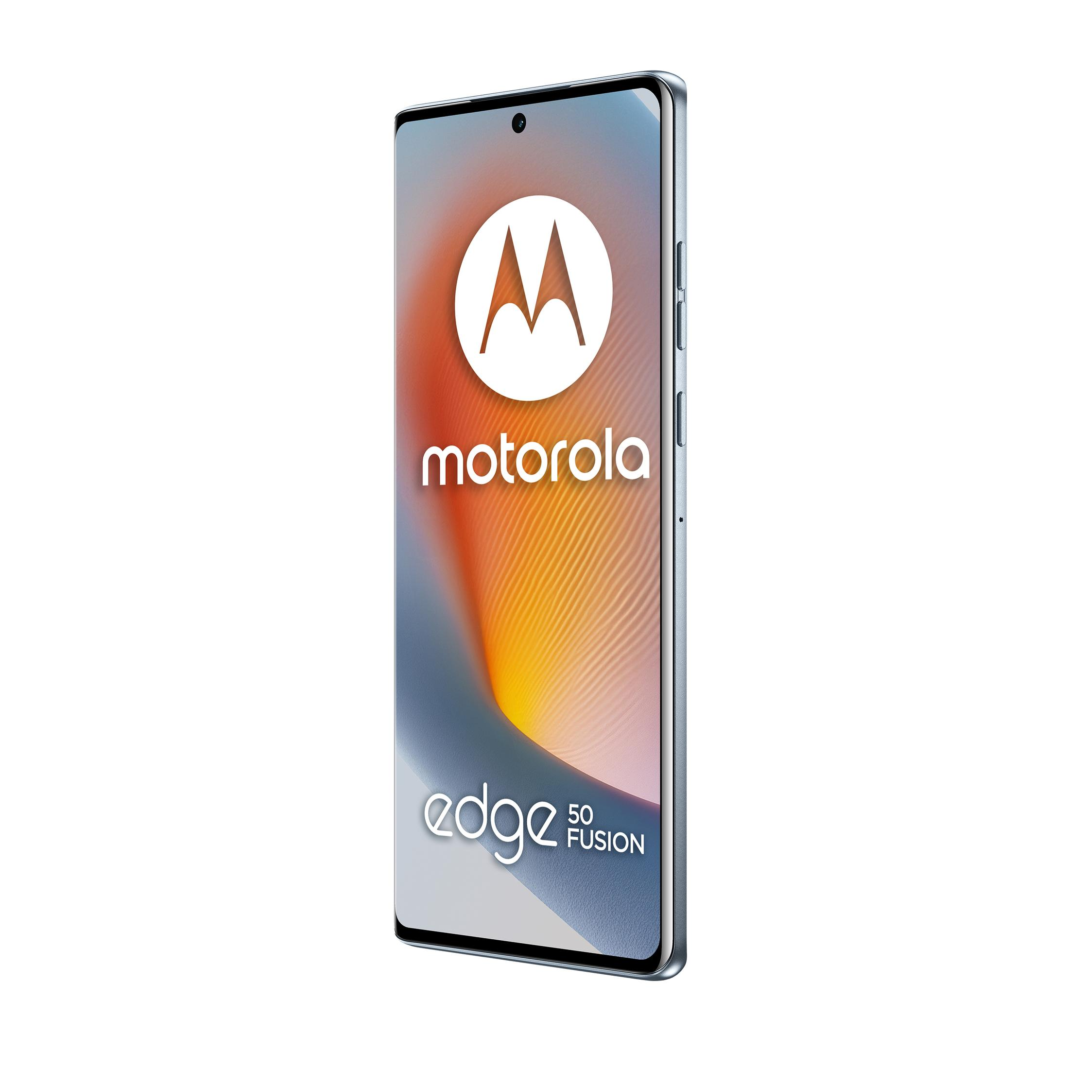 Telefon Motorola Edge 50 Fusion, pod kątem. Jest w kolorze jasnoniebieskim, z logo marki.