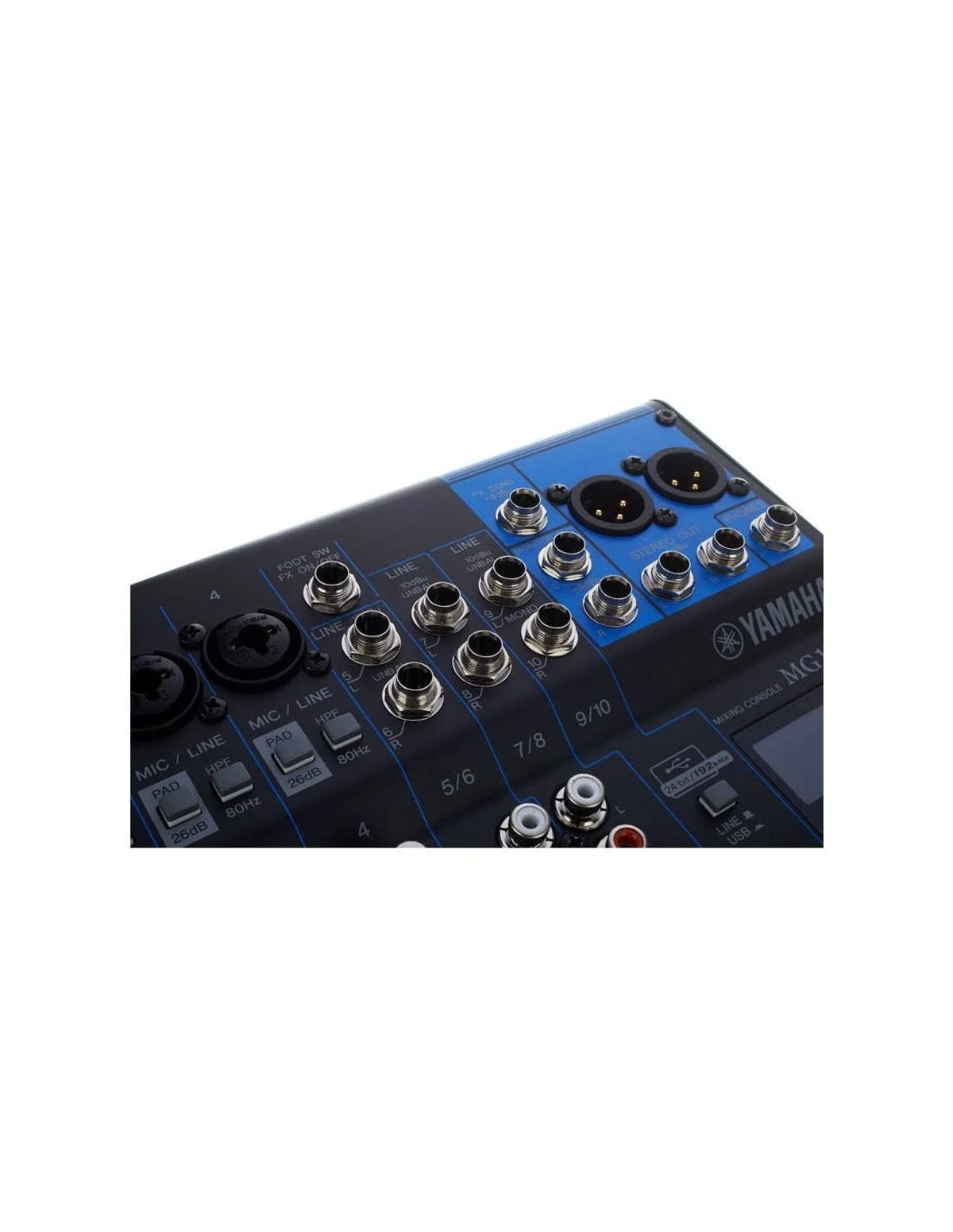 Primer plano de una consola de mezclas Yamaha negra con varias perillas y entradas, detalles azules.