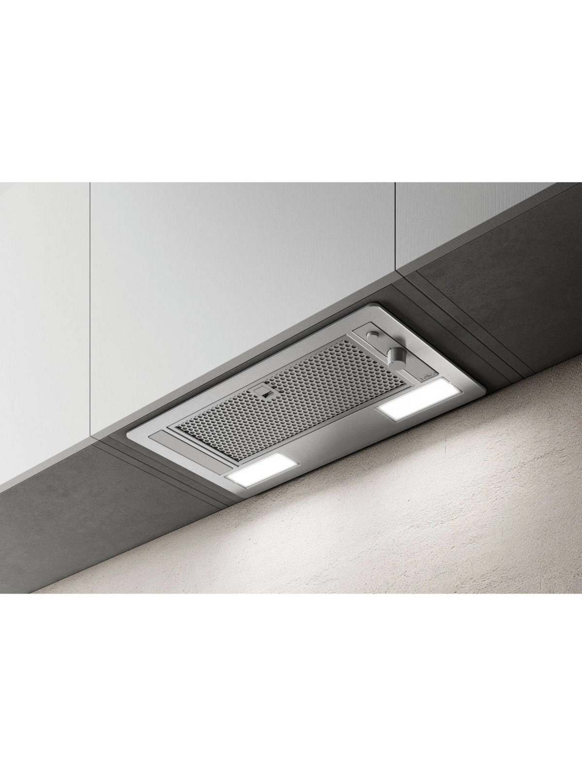 Cappa in acciaio inox con due luci, installata in una cucina bianca.