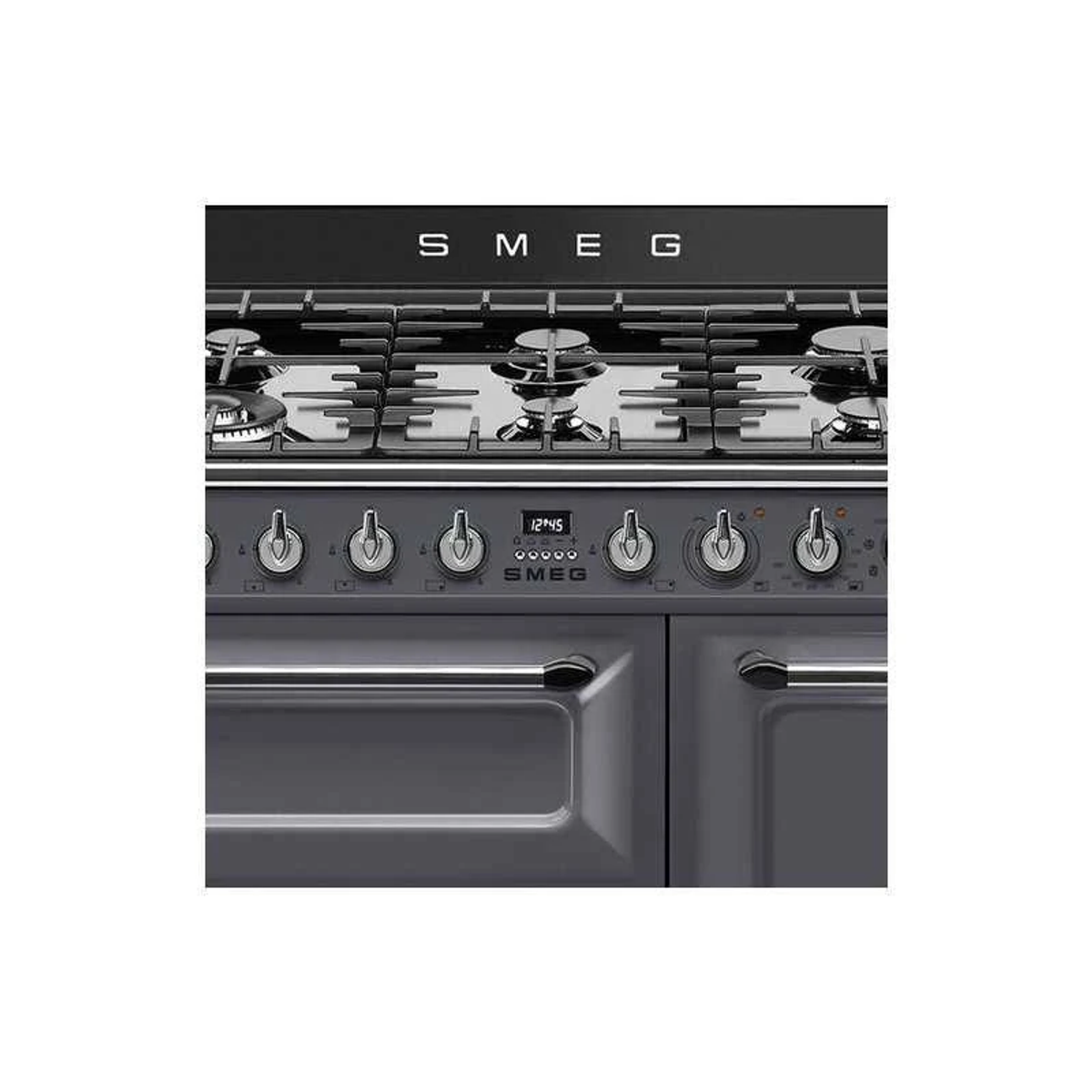 Primer plano de un horno SMEG, mostrando quemadores, perillas y una pantalla de reloj digital.