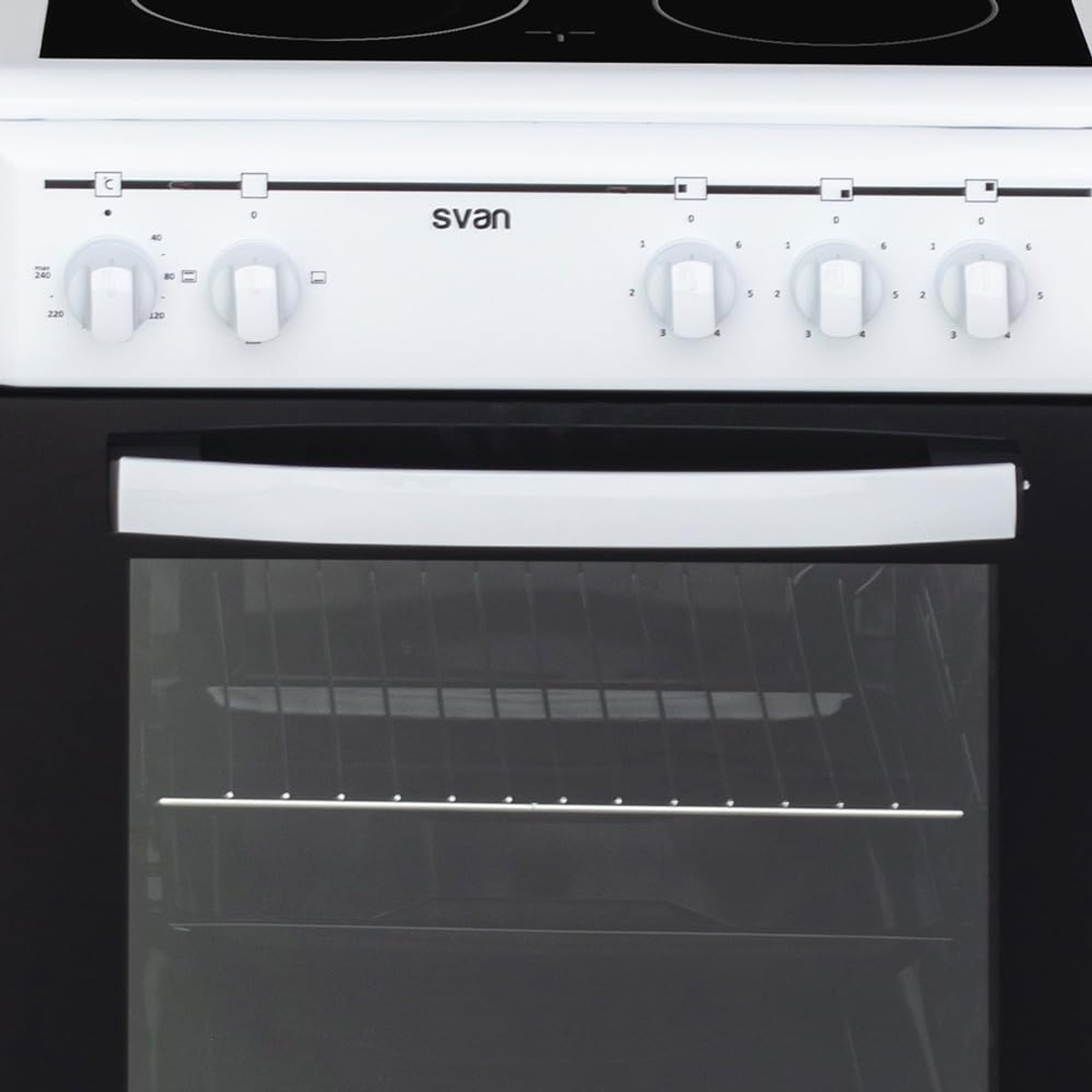 Horno Svan blanco y negro, con diales y cuatro quemadores. Puerta del horno negra.