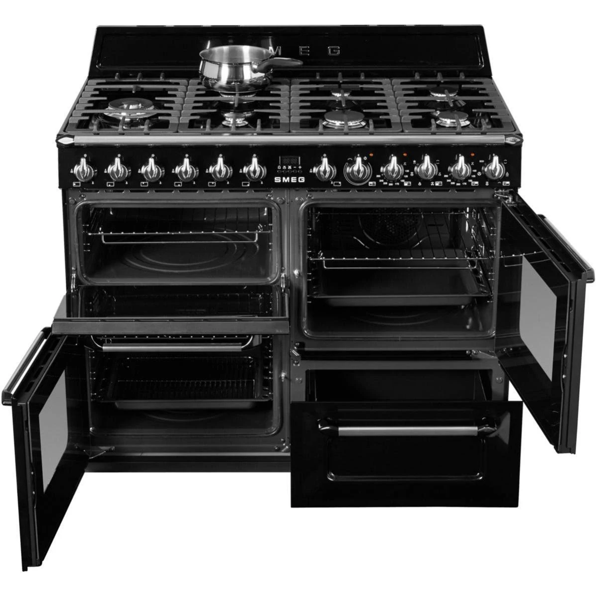 Cocina Smeg negra con múltiples hornos y quemadores de gas. Las puertas del horno están abiertas.