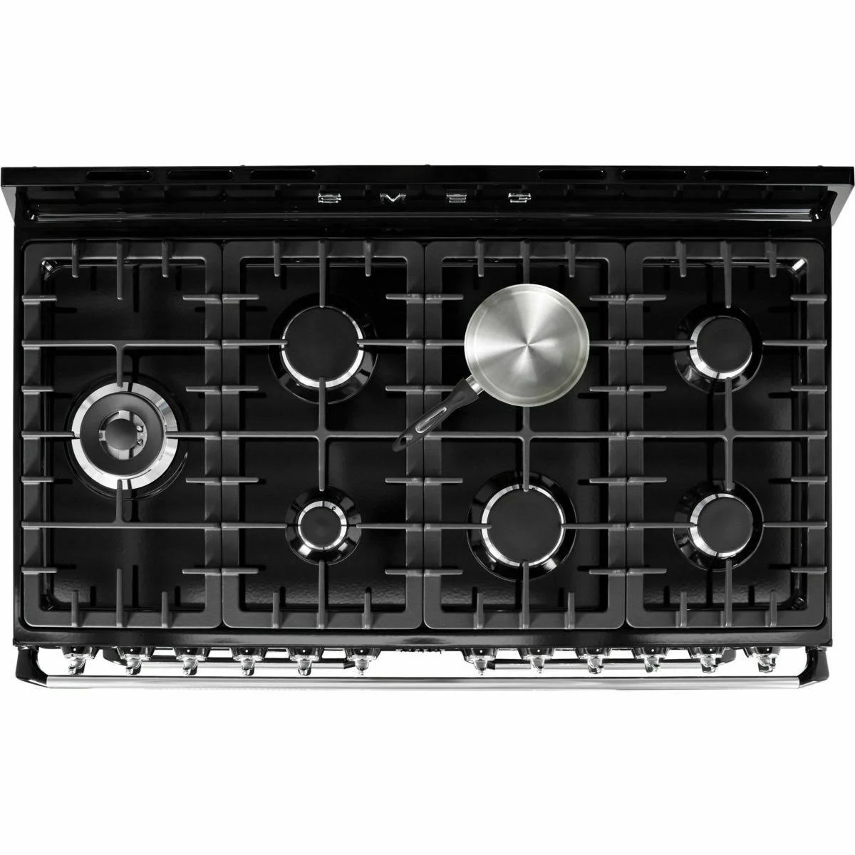 Una cocina de gas negra, vista desde arriba, con una sartén encima. La cocina tiene seis quemadores.