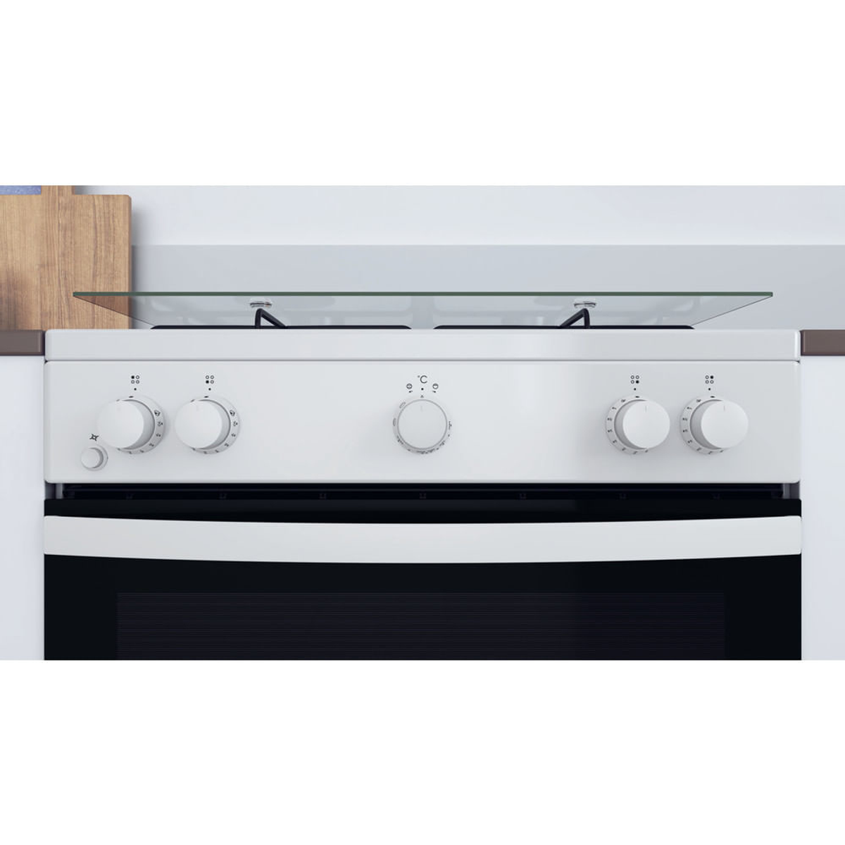 Forno con pannello bianco, manopole e piano in vetro. Un tagliere in legno sopra.