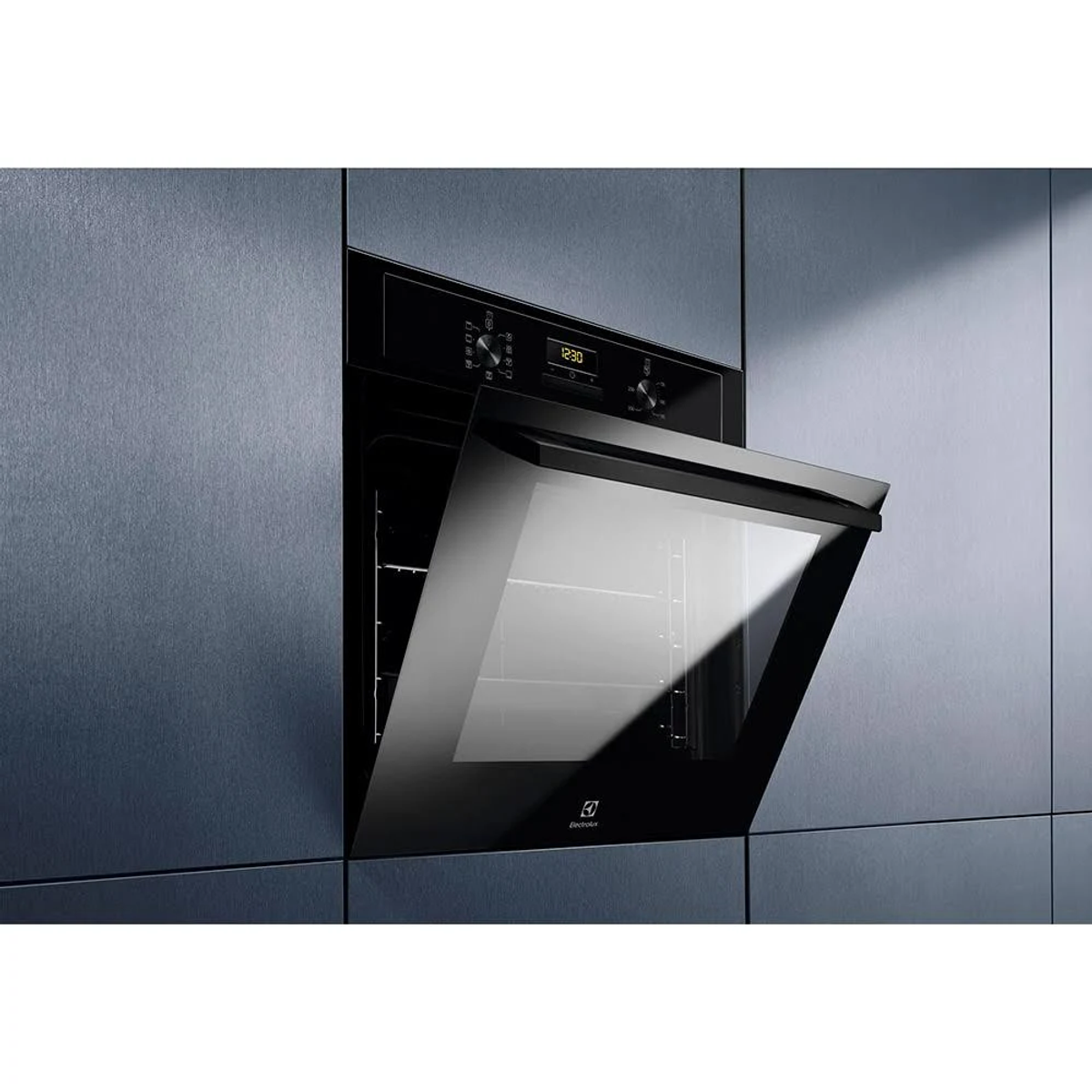 Czarny piekarnik Electrolux wbudowany w ścianę. Otwarte drzwi odsłaniają wnętrze, na tle niebieskiej ściany.