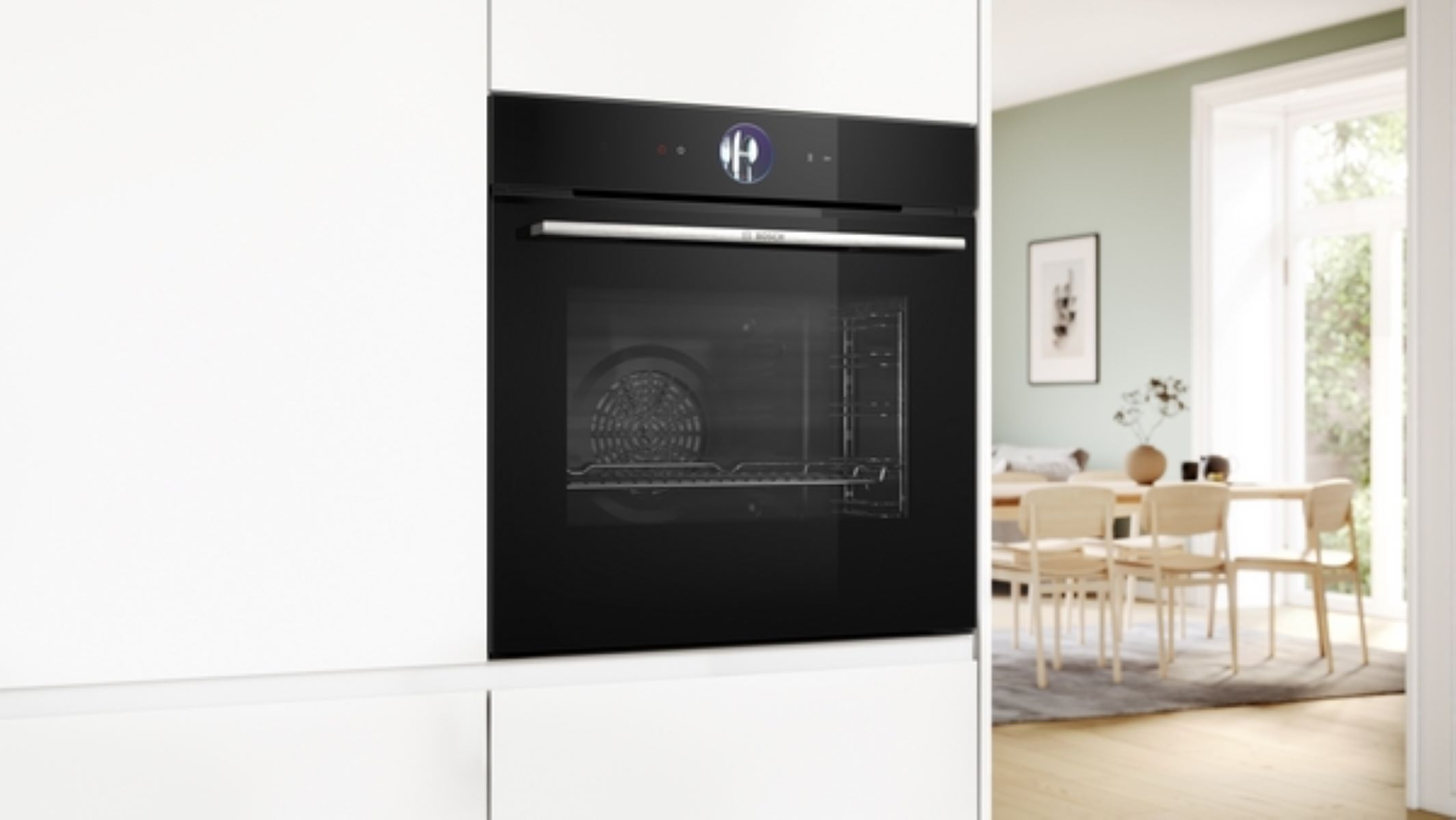 Un horno negro empotrado con pantalla digital.
