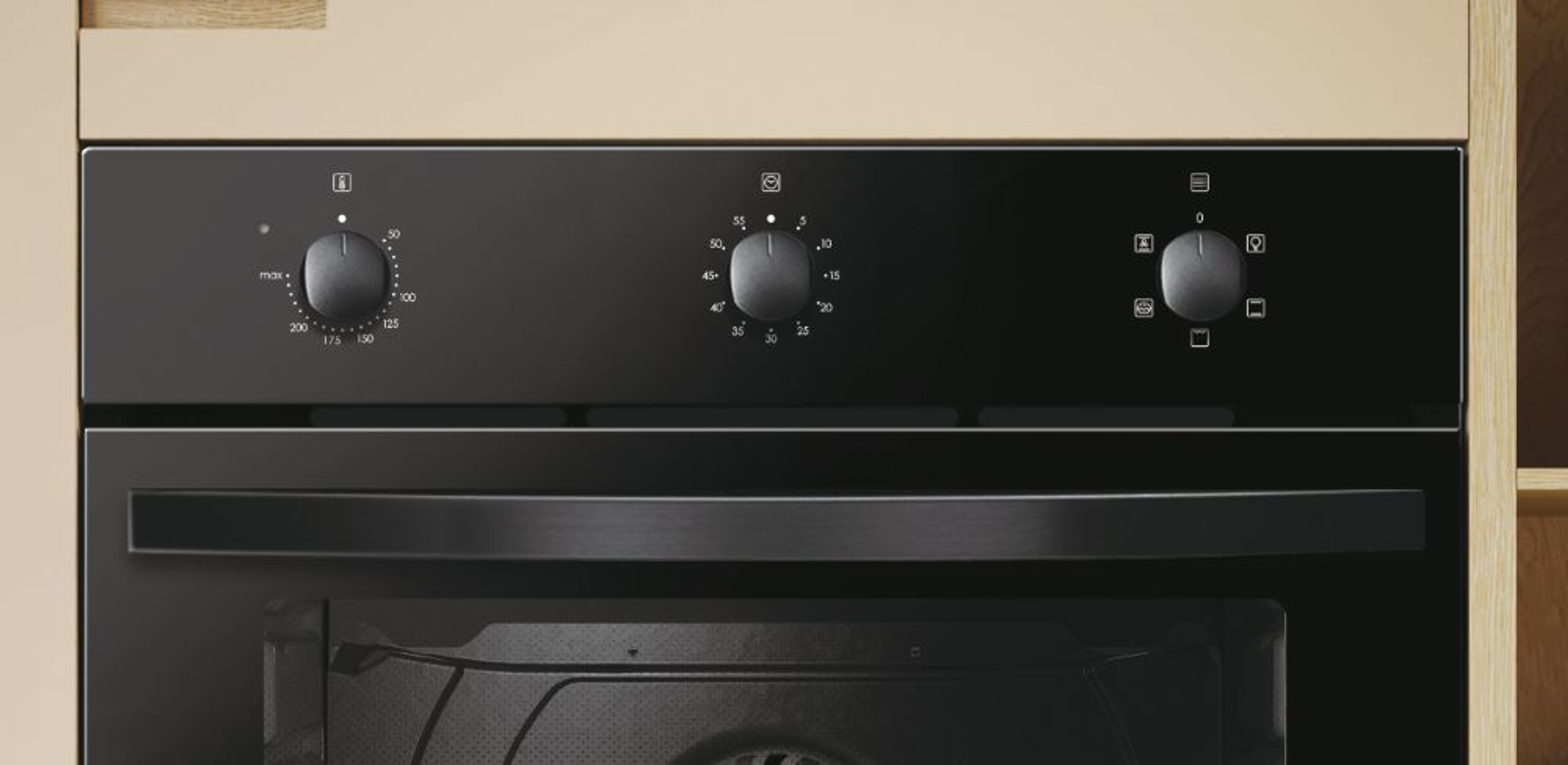 Primo piano del pannello di controllo nero del forno con manopole e display. Forno in un mobile di legno.