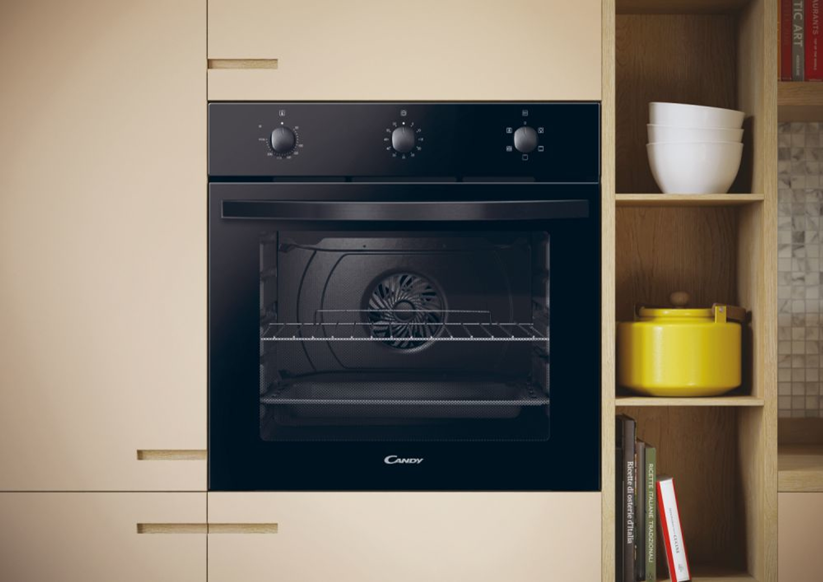 Forno nero con manopole e una ventola all'interno. Il forno è integrato in un mobile da cucina beige.