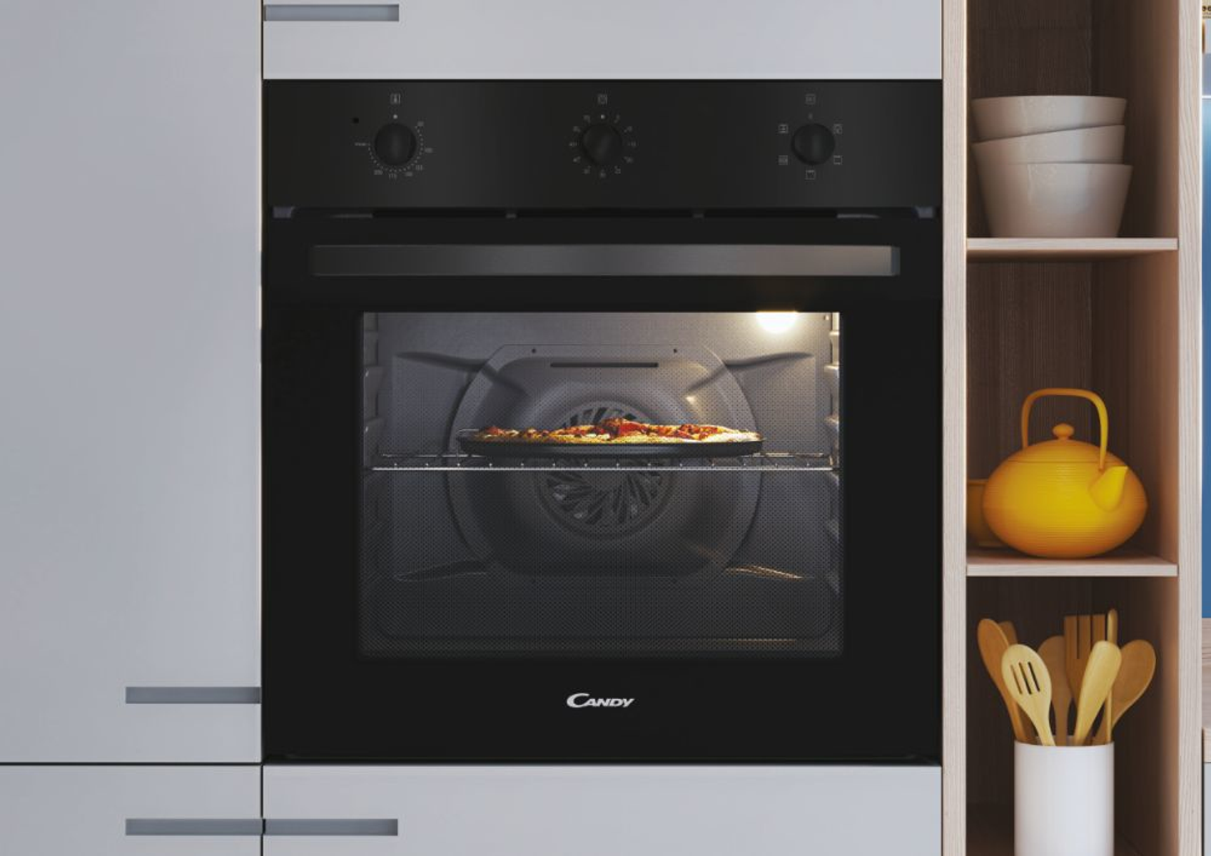Un forno nero con una pizza dentro e manopole.