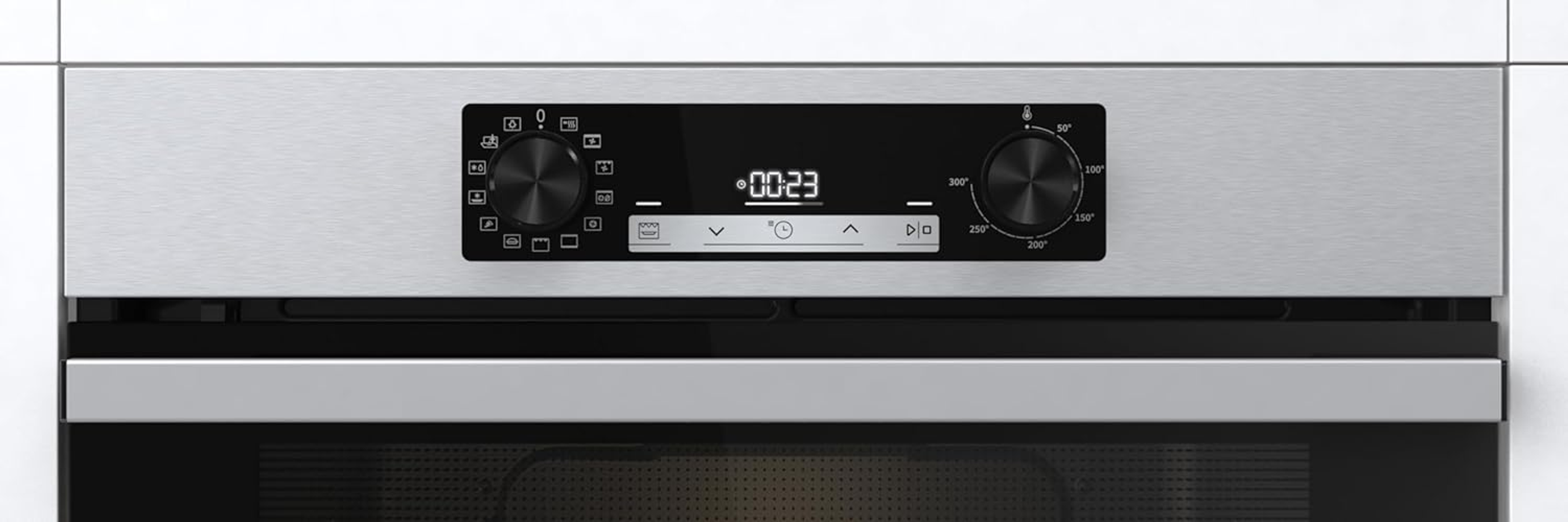 Panel de control del horno con pantalla digital, perillas e iconos de funciones. Muestra la hora 00:23.