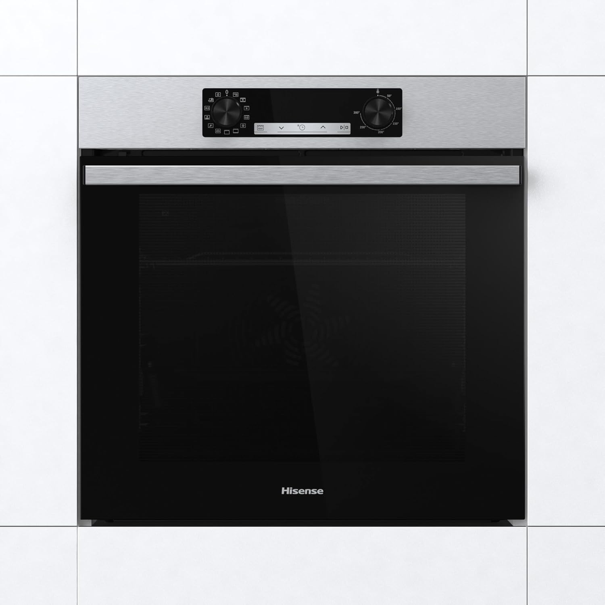Horno Hisense con puerta negra, controles y pantalla digital, montado en blanco.