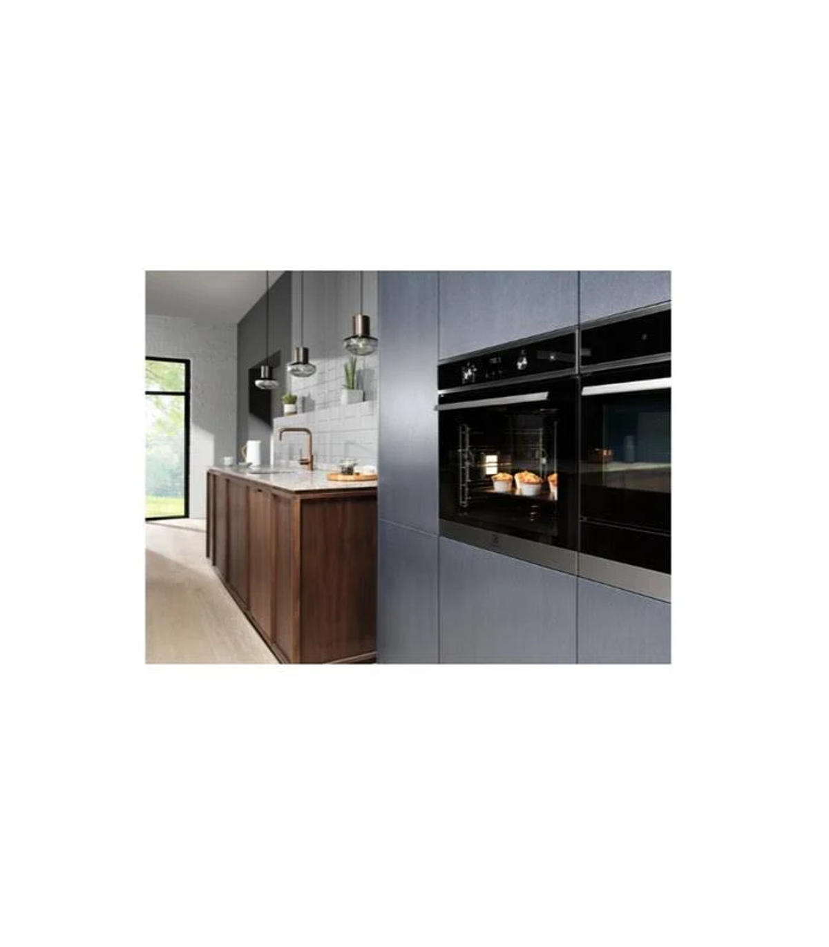 Una cucina con mobili e un forno con cupcake visibili all'interno.