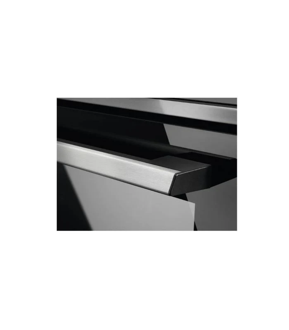 Primo piano di una maniglia del forno in acciaio inossidabile, parte di un elettrodomestico moderno.