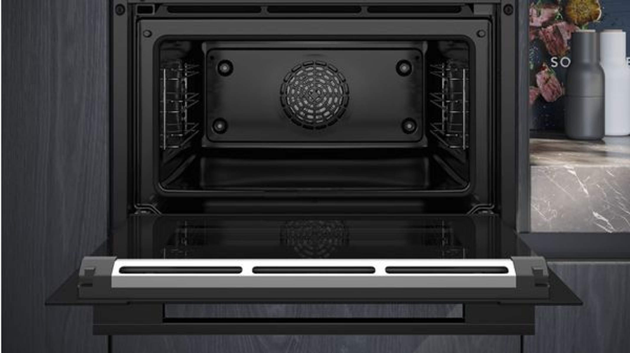 Interior del horno con puerta abierta, mostrando componentes internos y diseño.