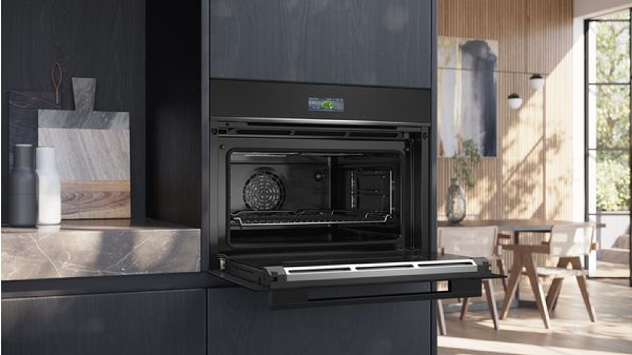 Horno negro con puerta abierta en cocina moderna. Madera y detalles blancos.
