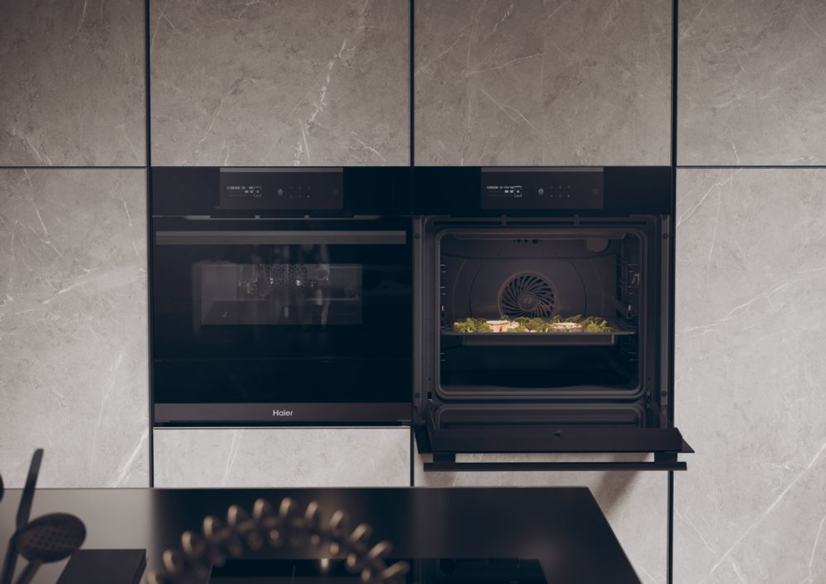 Cucina moderna con due forni a incasso, uno aperto.
