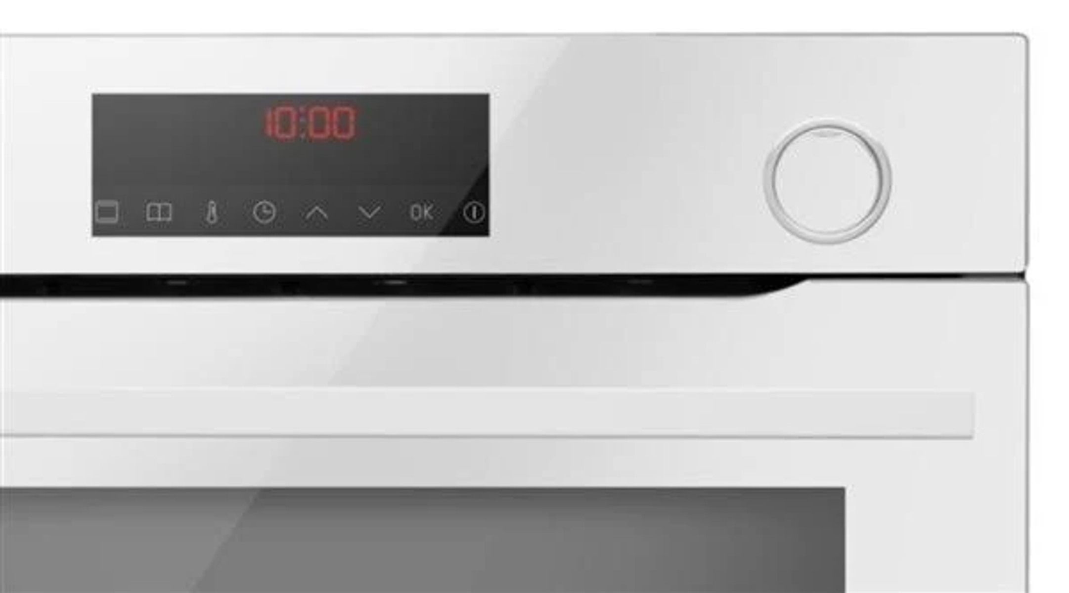 Panel de control del horno blanco con reloj digital y botones de control.