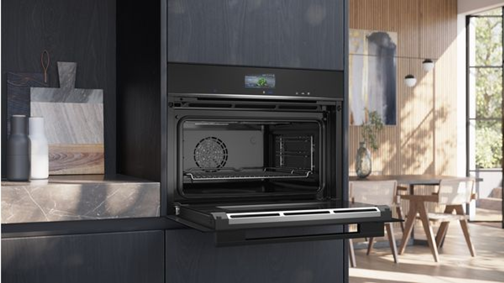 Un four noir encastré avec une porte ouverte, dans une cuisine avec des meubles en bois foncé.
