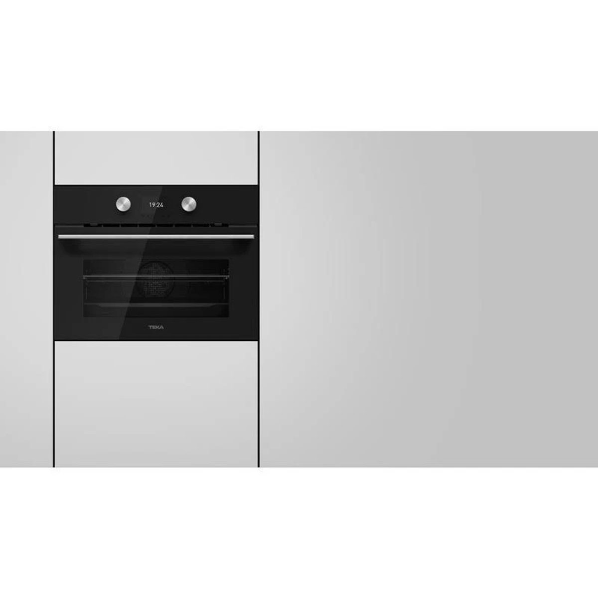 Un horno empotrado en una pared blanca, con una pantalla digital que muestra la hora.