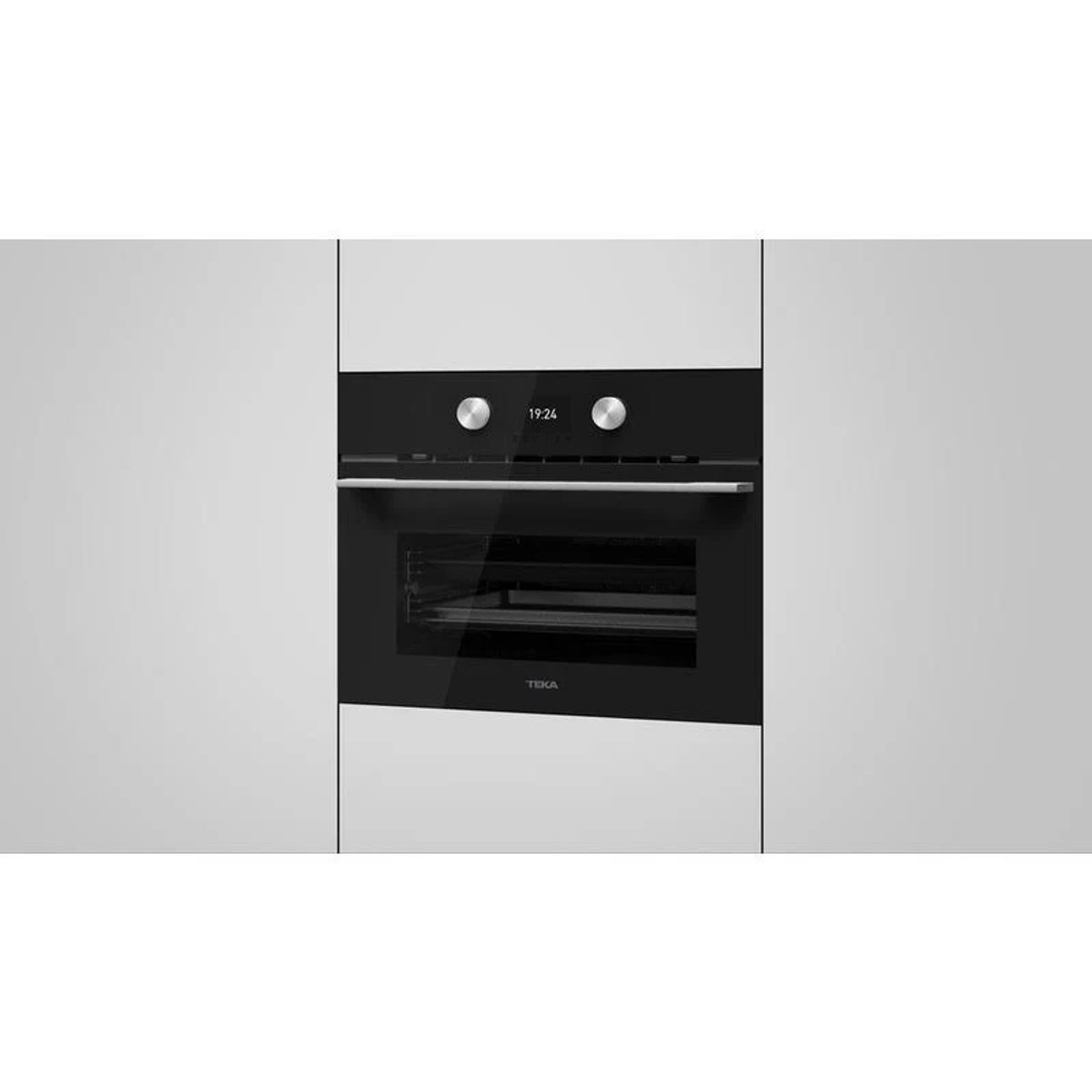 Horno empotrado con pantalla digital. El horno está instalado en una cocina blanca.