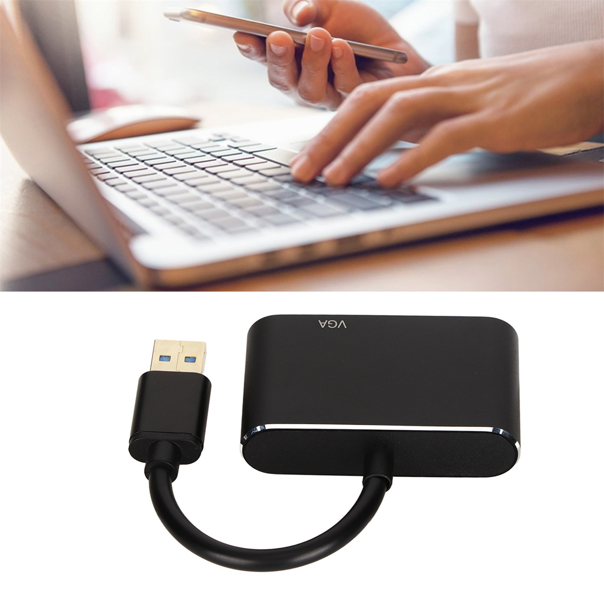 Hände, die einen Laptop benutzen und einen schwarzen VGA-Adapter, der an ein USB-Kabel angeschlossen ist.