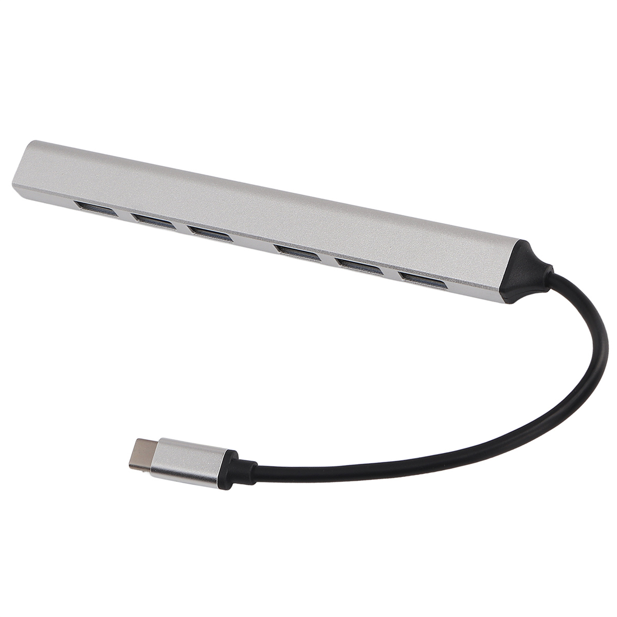 Ein silberner USB-Hub mit 5 Anschlüssen, verbunden mit einem schwarzen Kabel und USB-C-Anschluss, vor weißem Hintergrund.