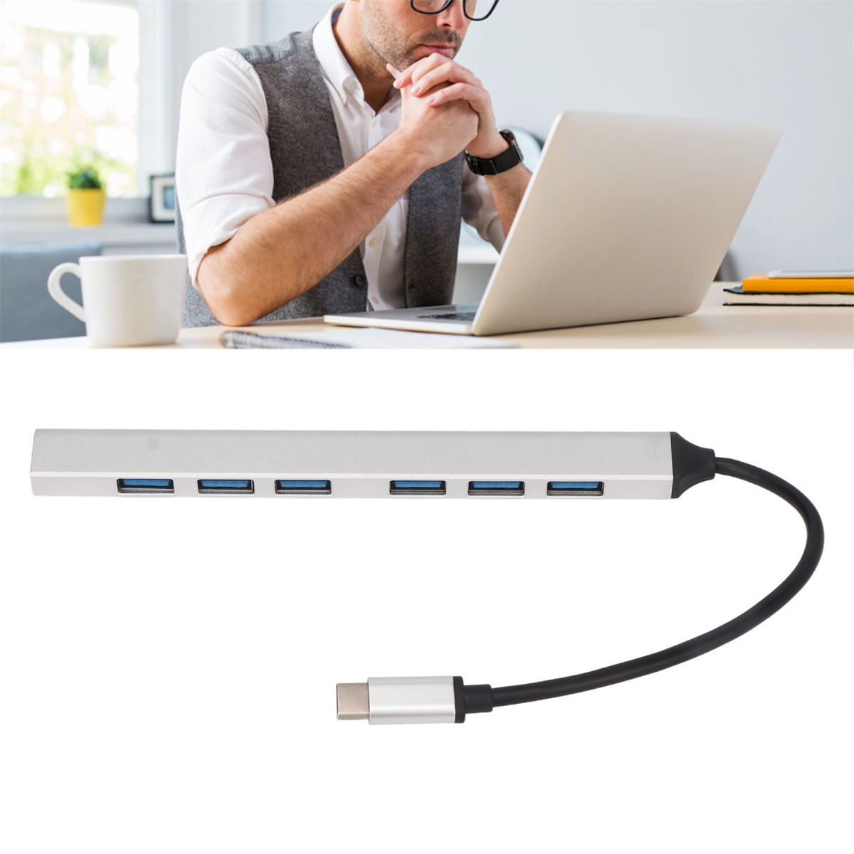 Eine Person sitzt mit einem Laptop und einem USB-Hub. Weißer Hintergrund.