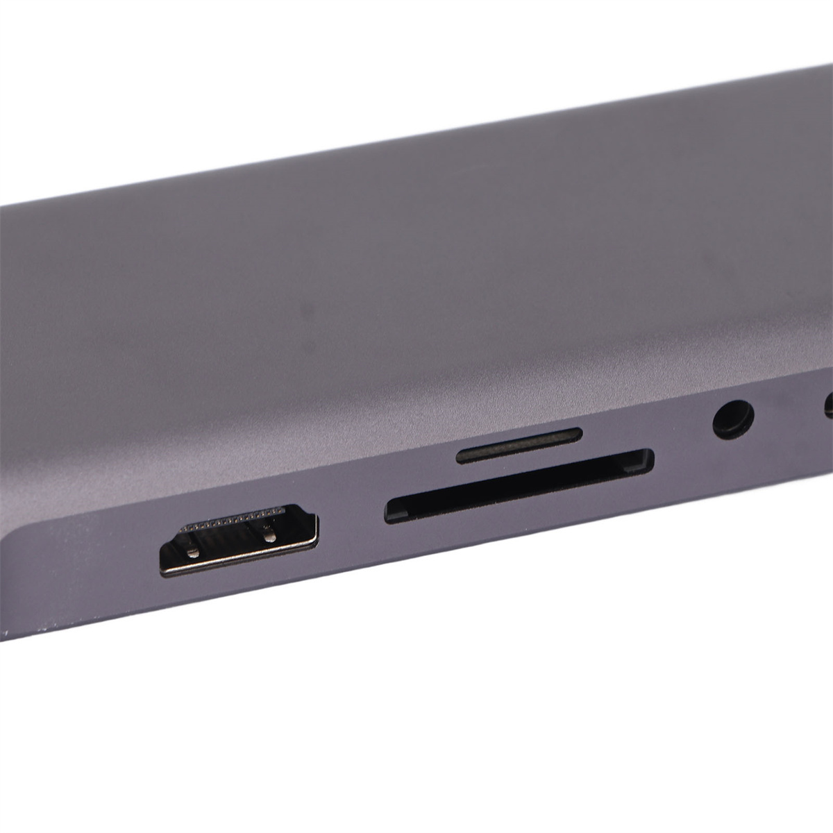 Ein graues Gerät mit mehreren Anschlüssen: HDMI, SD-Kartensteckplatz und andere. Es ist eine Nahaufnahme.
