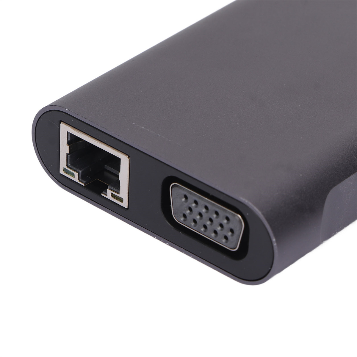 Nahaufnahme eines dunkelgrauen USB-C-Hubs mit Ethernet- und VGA-Anschlüssen.