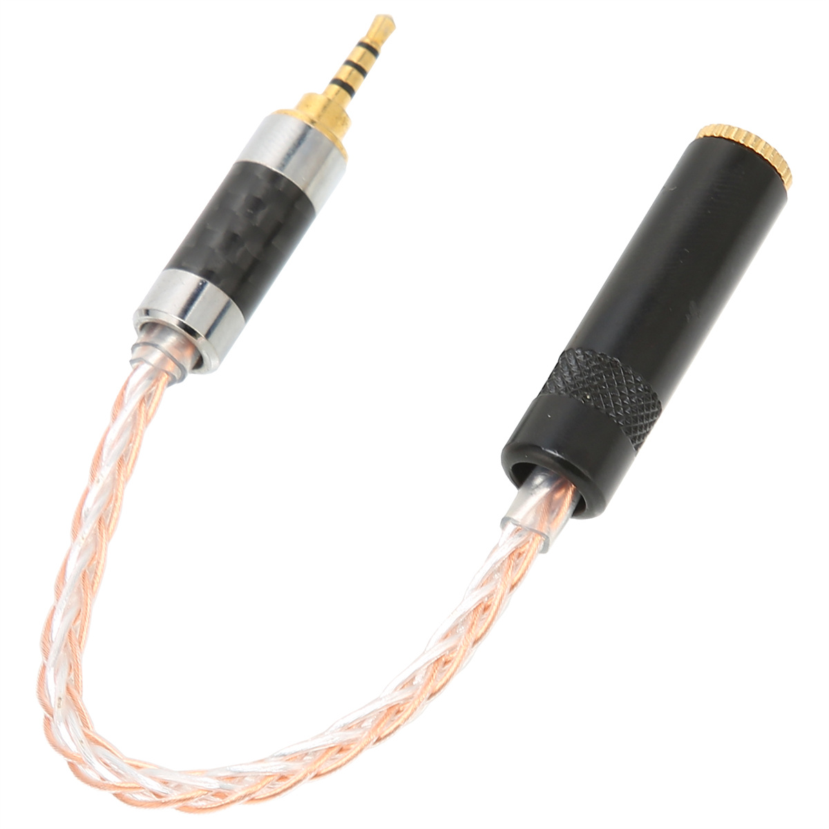 Audiokabel mit silbernem und schwarzem Stecker und einem goldfarbenen Stecker. Weißer Hintergrund.