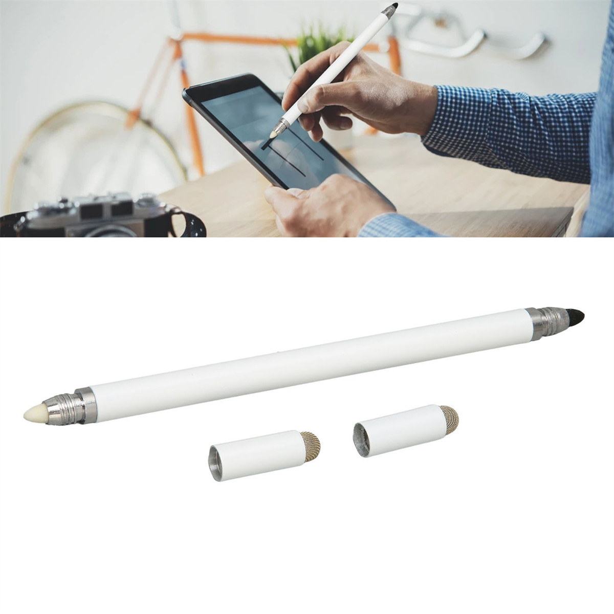 Ein Mann benutzt einen Stift auf einem Tablet. Darunter ein zerlegter weißer Stift mit Spitzen und Metallteilen.