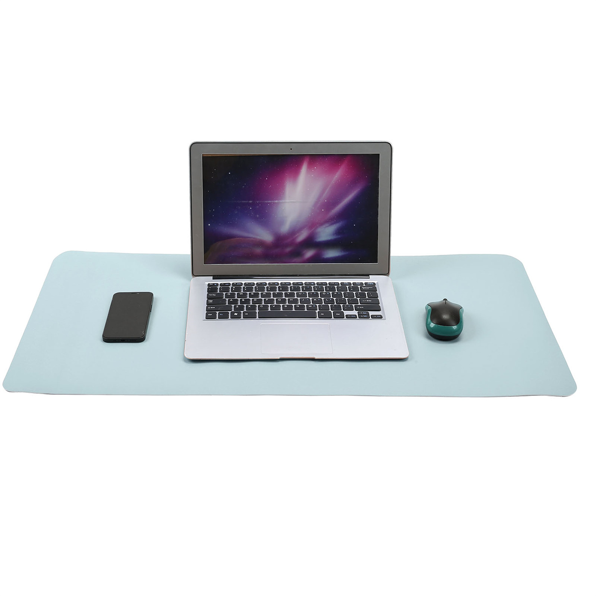 Laptop, Telefon und Maus auf einer hellblauen Schreibtischunterlage.