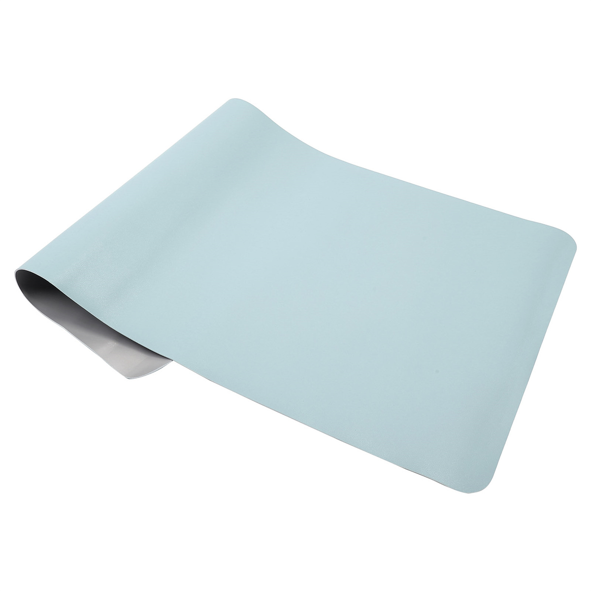 Eine hellblaue, aufgerollte Matte auf einer weißen Oberfläche.