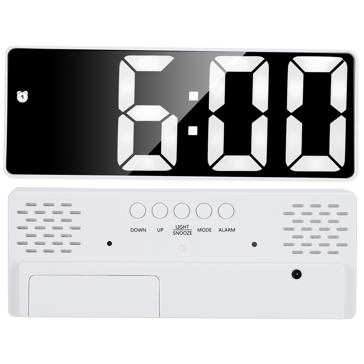 Weißer digitaler Wecker mit 6:00 Uhr Anzeige und Knöpfen. Weißer Hintergrund.