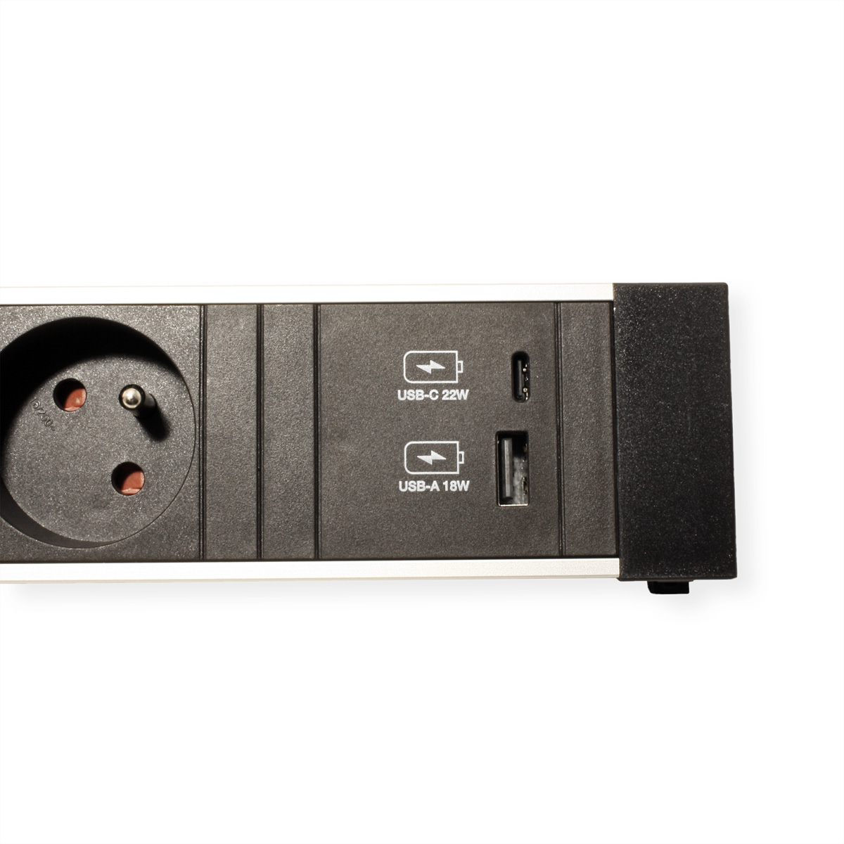 Eine Steckdosenleiste mit Steckdose, USB-C- und USB-A-Anschlüssen auf weißem Hintergrund.